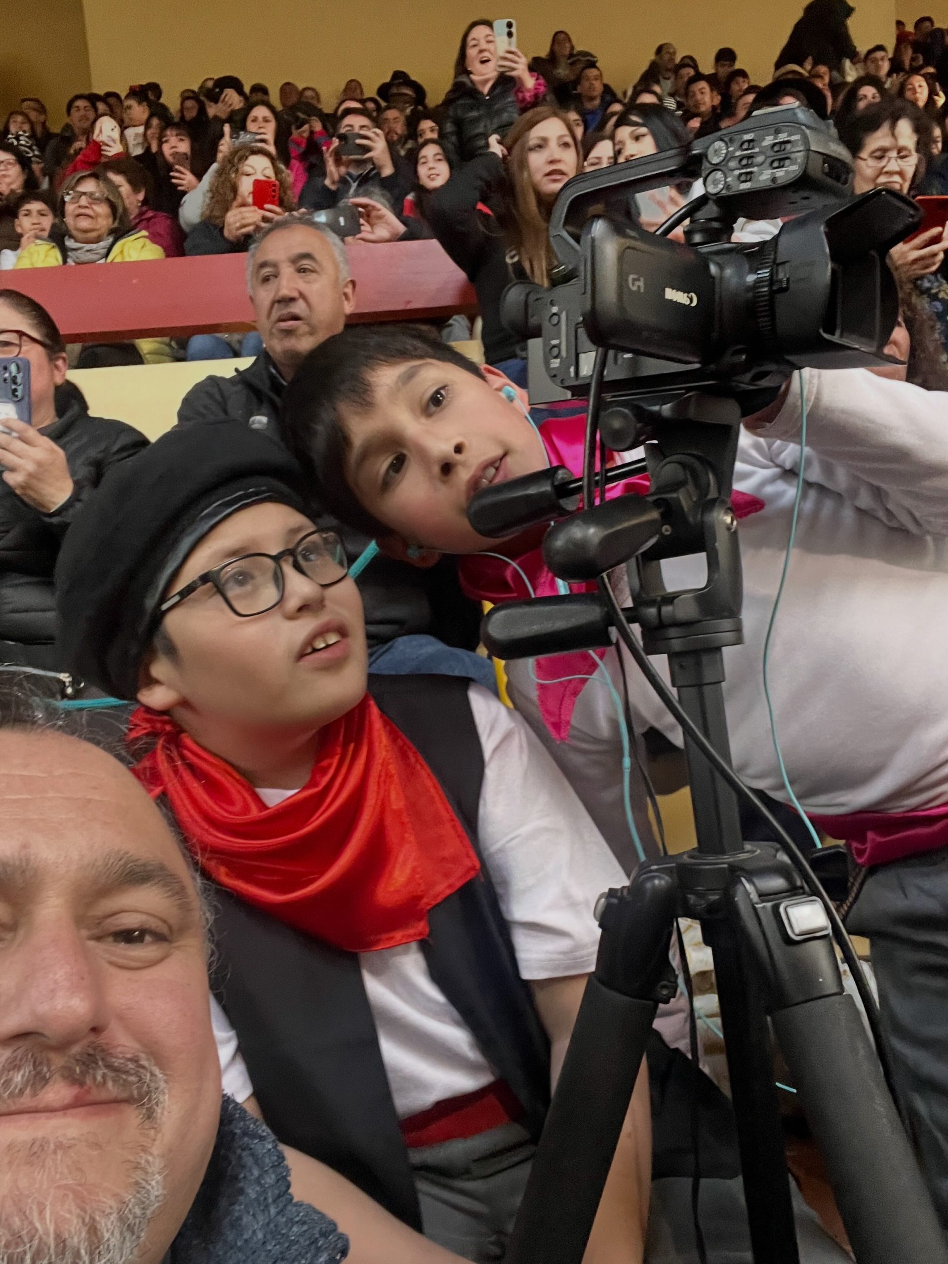 Equipo de Madres Dominicas TV durante la transmisión de la gala